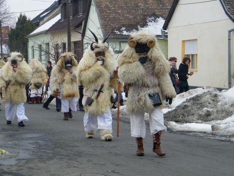 Felt&ouml;lt&eacute;s alatt